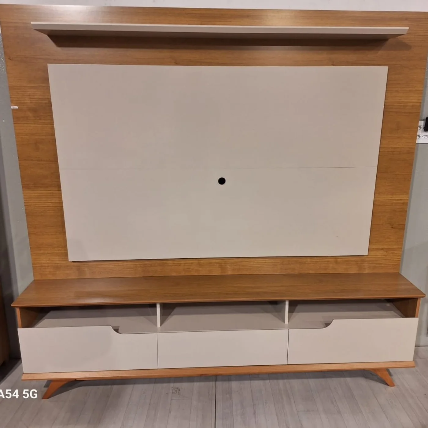 Painel com rack de pés palito, off-white e madeira
