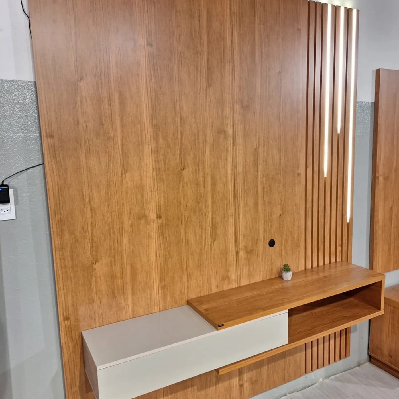 Painel ripado com LED e bancada suspensa